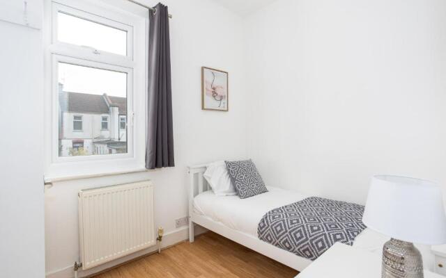 Wenham House - Large House with Hot Tub, Sleeps 11!