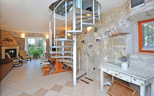 Nice Home in Podstrana with Hot Tub, WiFi & 4 Bedrooms