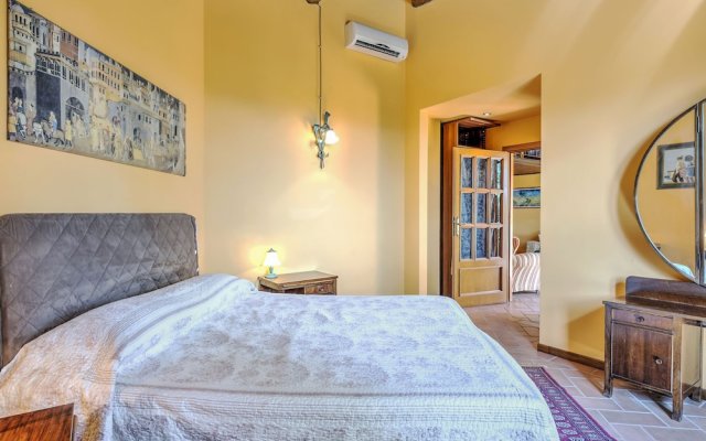 Cozy Holiday Home in Tavarnelle Val di Pesa With Shared Pool