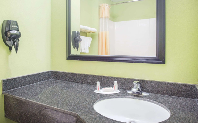 Days Inn & Suites by Wyndham Swainsboro