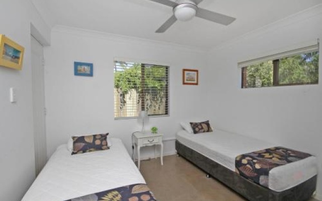Red Door Beach House - Marcoola Beach - PET FRIENDLY, FOXTEL, WIFI, 500 BOND, Linen Supplied – Guest Rooms – Marcoola