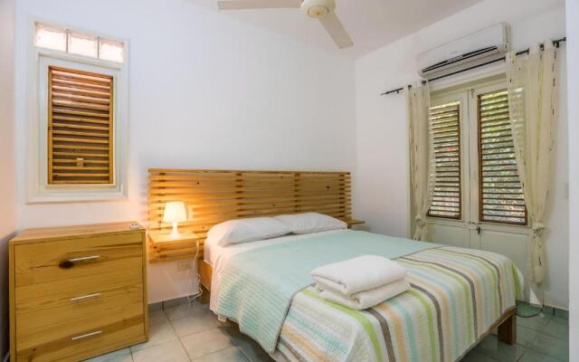 Apartment with pool & garden in beach area