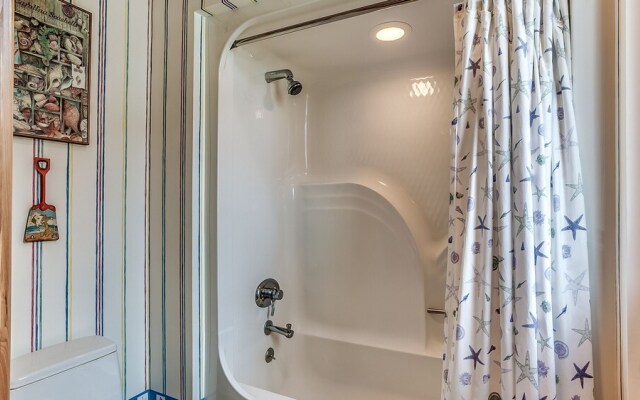 Boat House by Peace Vacations