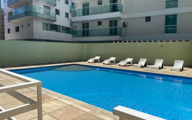 Apto 2 quartos com AR Cond, prédio frente p/ praia