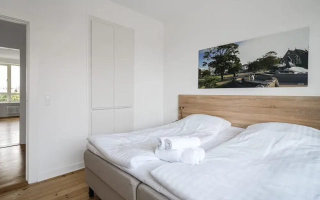 Fantastic 2-bed w Balcony in Charlottenlund