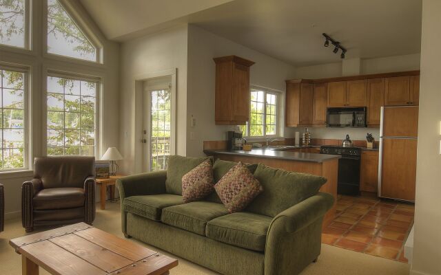 Waters Edge Shoreside Suites