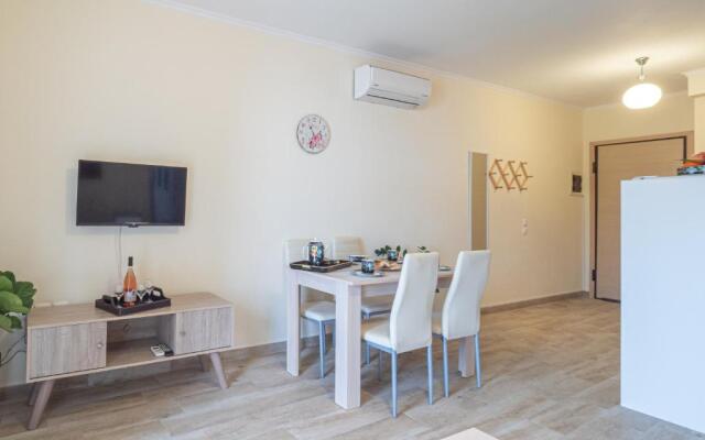 Charmy 2BD Apartment near Mon Repos Beach