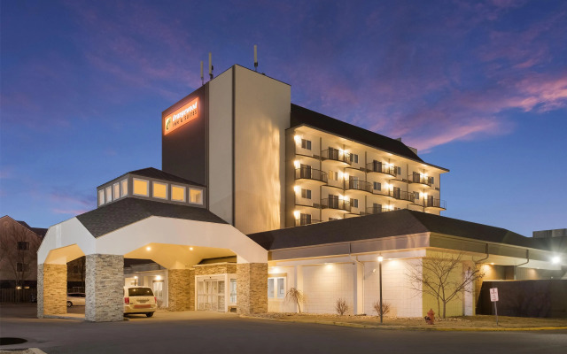 Orangewood Inn & Suites Kansas City Airport