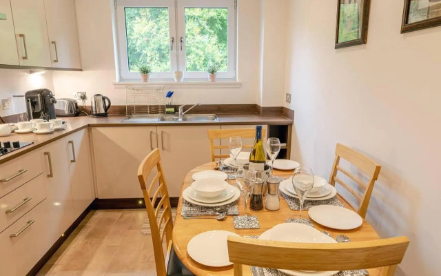Hedgefield House - Serene Top Floor Flat