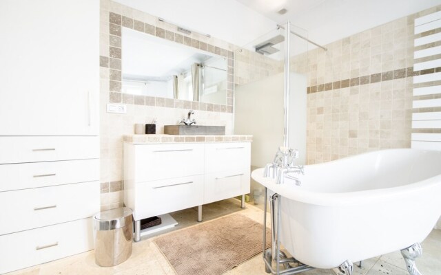 Luxury Apartment in Paris-Champs Elysées