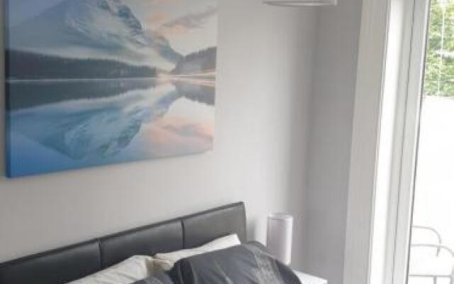 Modern 2 bed apartment with parking
