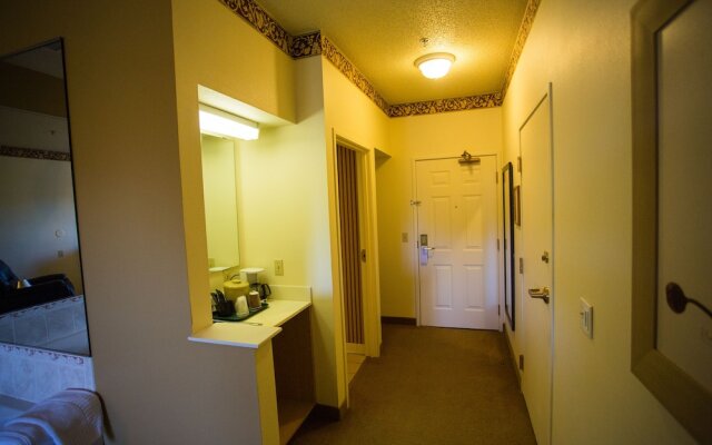 Chisholm Inn & Suites