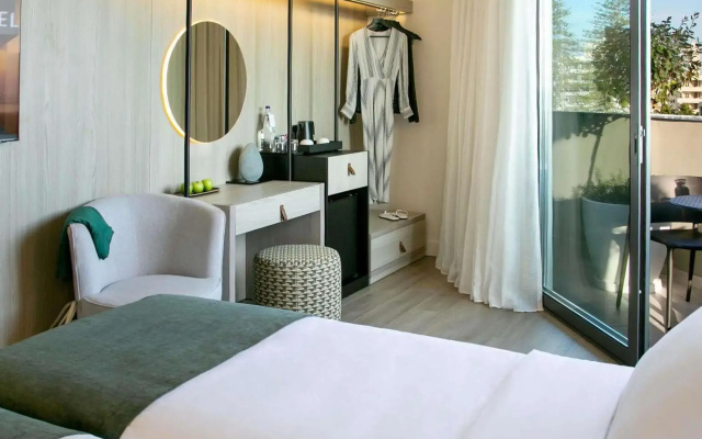 Mercure Larnaca Finikoudes Beach