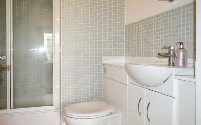 2 Bedroom Apartment Beside Water of Leith Walkway