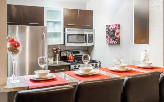 Hollywood View Apartment by Ginosi