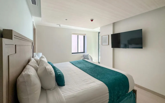 Paradise Found Luxe 2BR Condo in Iconic Location