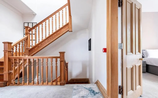 Stunning 5 Bedroom Large Apartment With Parking