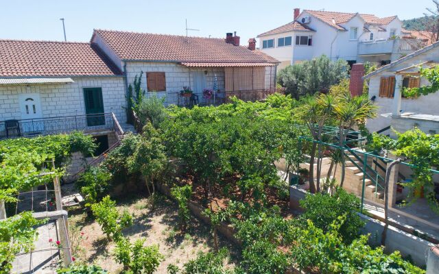 Apartment Zora - with large garden terrace: A Donji-Polanda Supetar, Island Brac