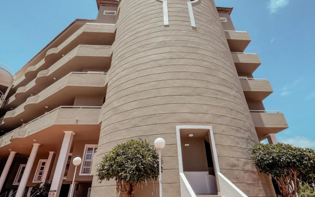 Orland, center of Las Americas LA205