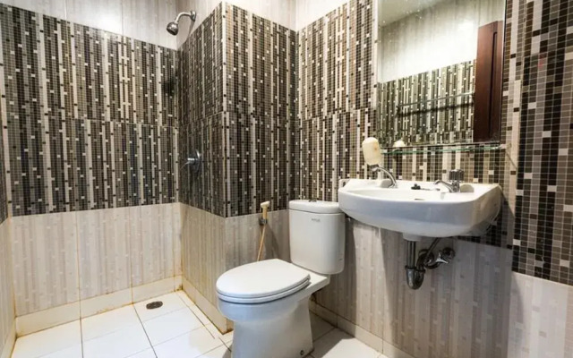 Reddoorz Plus Near Karebosi Area 3