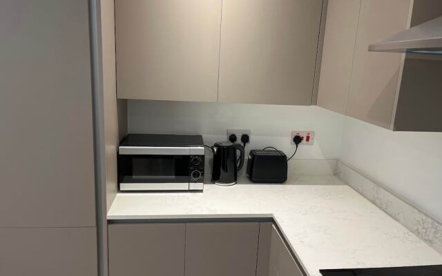 Modern 3 Bedrooms Apt. 01 - Camberley