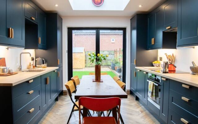 2 Bedroom West London Home With Excellent Connections