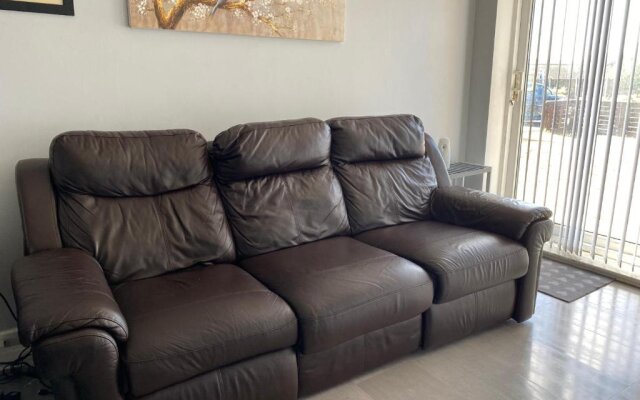 Luxury 2 bedrooms fully equipped Apartment with garden, Free Parking, Free Wifi & Netflix