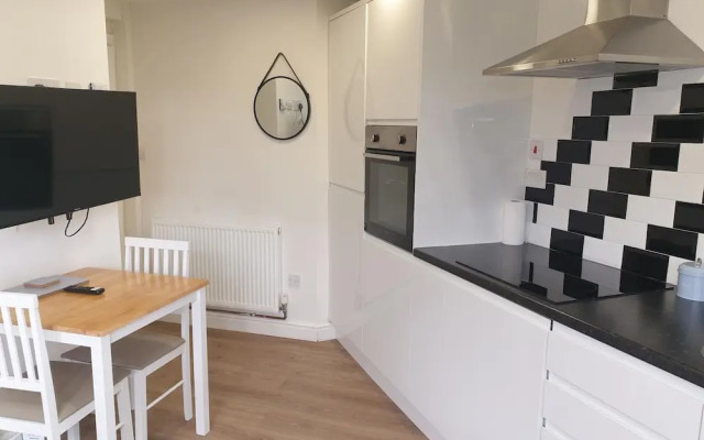 Modern 1 bed Apartment, 10 Mins to Leeds City Cent