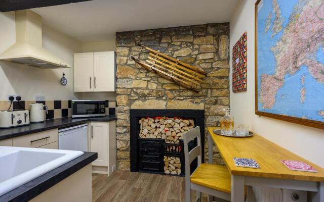 Anastasia's Secret! Cupar Swiss Alpine Style Apartment