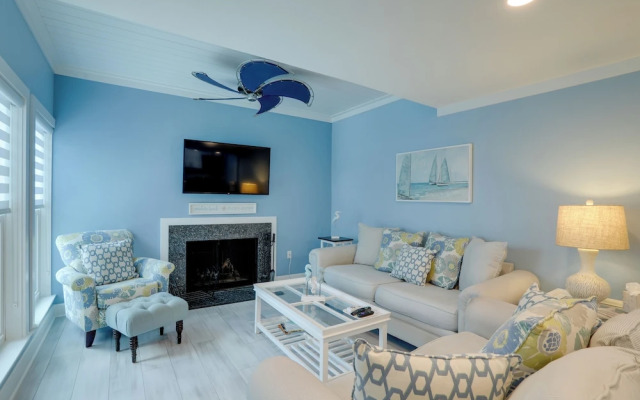 Poolside Madeira Beach Abode w/ Balcony!