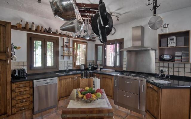 Luxury 4-bedroom villa, private pool and outhouse