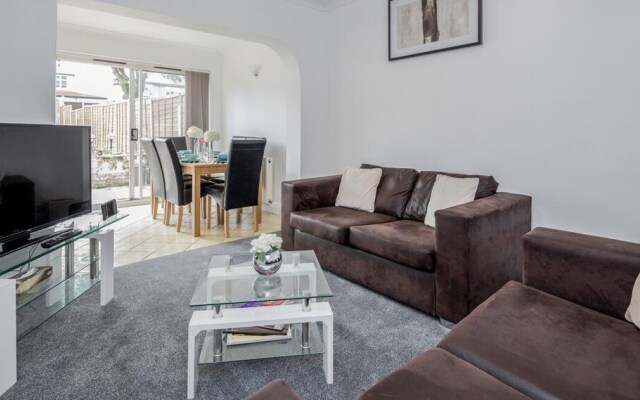 Impeccable 4-bed Apartment in Hornchurch