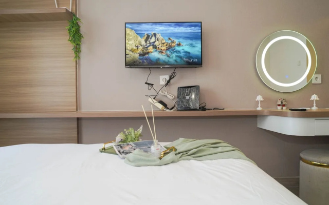 Chic Brown Touch Studio At Apartment Collins Boulevard – Guest Rooms – Tangerang