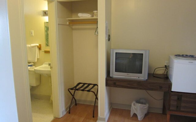 Baybreeze Motel & Cottages