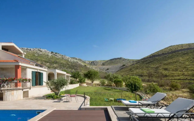 ISOLATED Five Star Luxury Villa With Private Pool