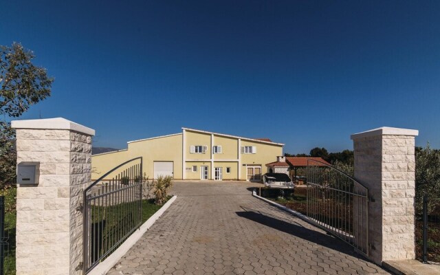 Amazing Home in Divulje With Wifi and 8 Bedrooms