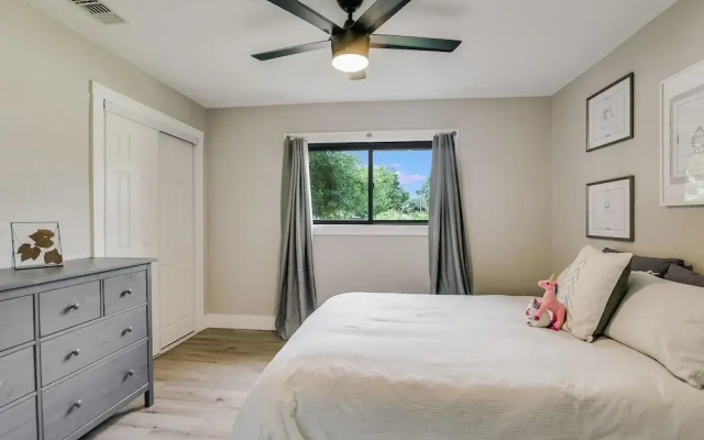 Charming Ranch Home Near Dell With Cocktail Pool
