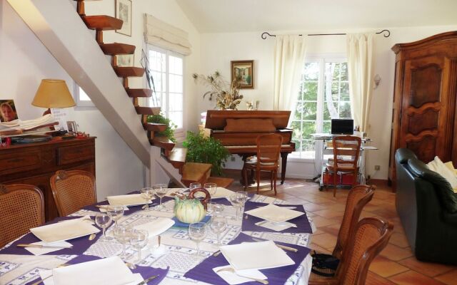 Attractive Holiday Home in Céreste With Swimming Pool