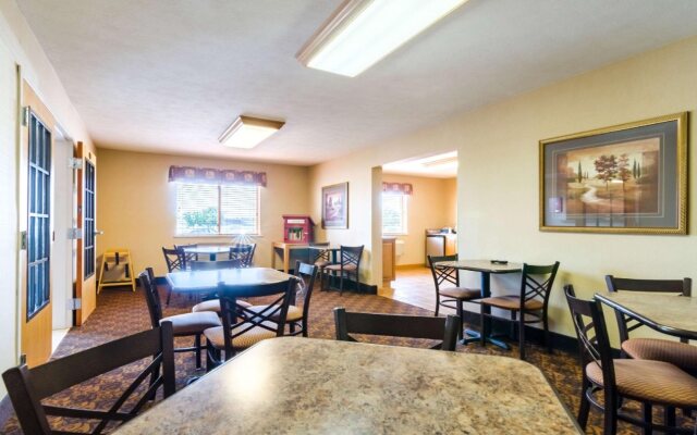 Super 8 by Wyndham Cozad