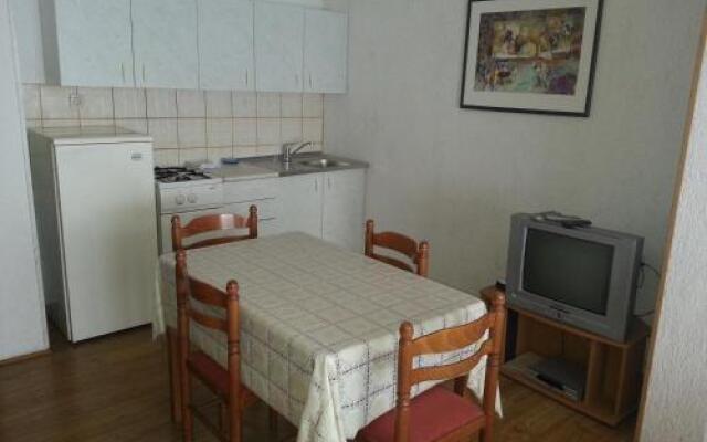 Apartments Buffet 2B