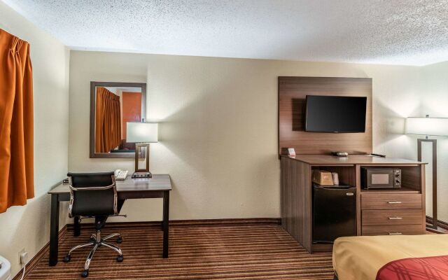 Econo Lodge Inn & Suites