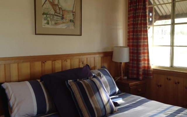 Fergies Hill Spa Cottage @ Granite Ridge Wines – Guest Rooms – Ballandean