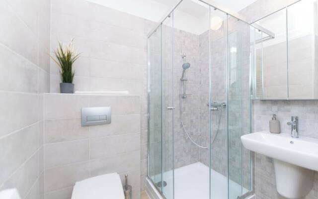 WaterFront City Apartments by UrbanRent