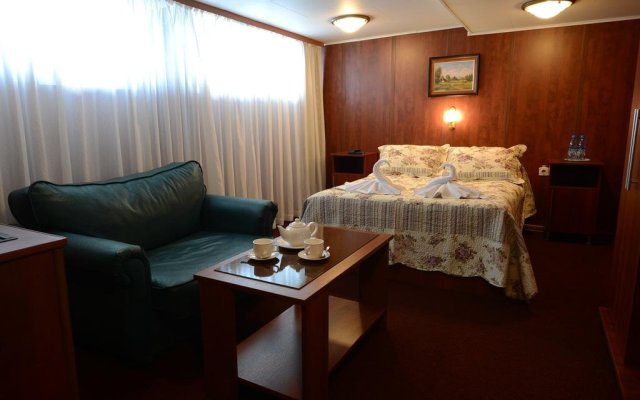 Hotel-ship Petr Pervyi