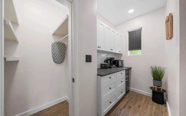 Greenview Hotel by Lowkl