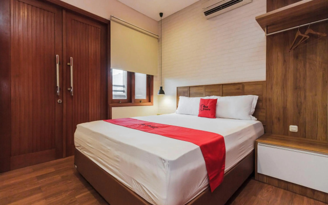 RedDoorz Plus @ CBD Bintaro – Guest Rooms – South Tangerang
