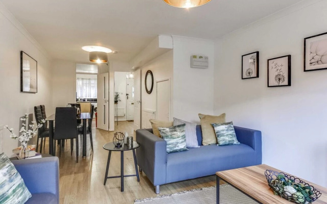 Lovely 4 Bed House w Garden, 1 Stop to Waterloo