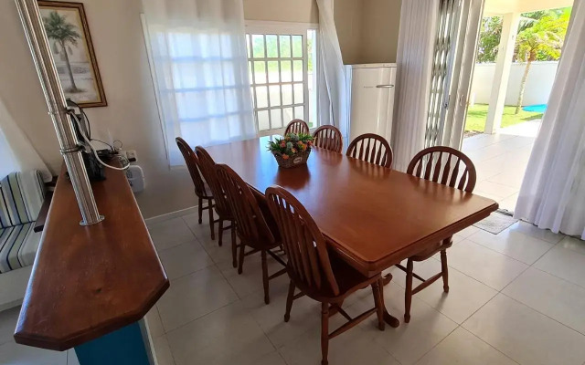 Ampla casa com 5 quartos e vista para o mar