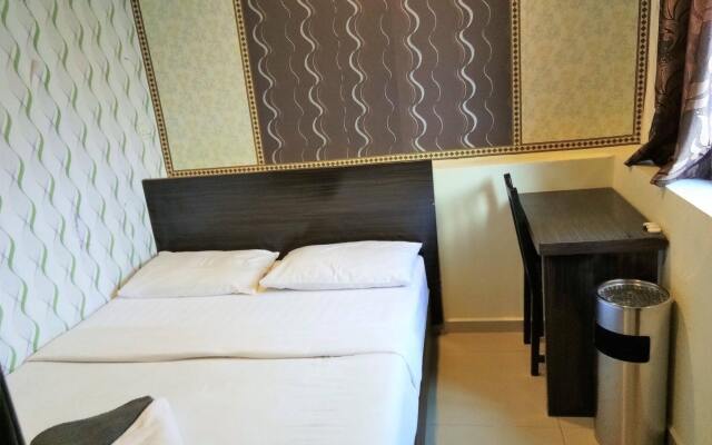 OYO 89407 EZI Hotel