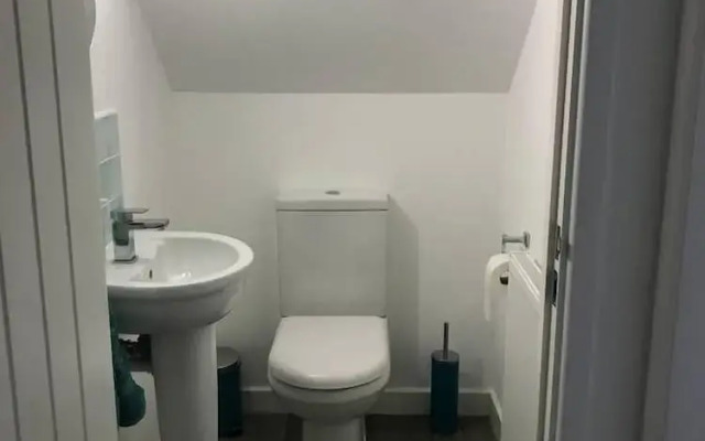 Beautiful Refurbished Home - Short Walk to the Beach